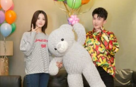 娱乐吃瓜美女背景,揭秘吃瓜美女背后的故事